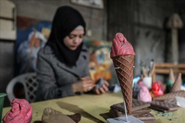 فلسطينية تنحت وجوه أطفال غزة ضحايا الحرب على شكل مثلجات